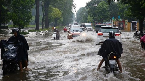 Bão số 5 suy yếu thành áp thấp nhiệt đới, miền Trung tiếp tục mưa lớn