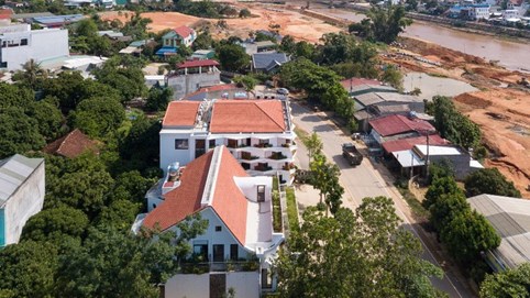 Căn nhà với phần mái "vừa cong, vừa vát" chẳng giống ai, hoá ra lại có công dụng đón nắng - gió tuyệt vời