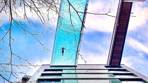 Những công trình "lóa mắt" thế giới: Bể bơi nặng 50 tấn, nằm giữa 2 tòa nhà cho bạn cảm giác "trôi" giữa không trung