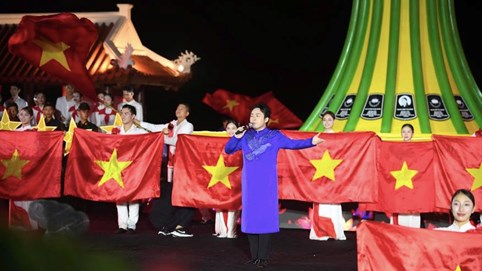 “Lời tri ân - Dòng sông hoa lửa”: Đêm nghệ thuật tái hiện huyền thoại bến phà Long Đại