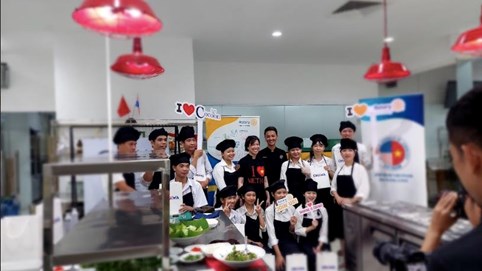 Vua đầu bếp Mỹ Christine Hà truyền cảm hứng cho học viên của Cocoon tại Đà Nẵng