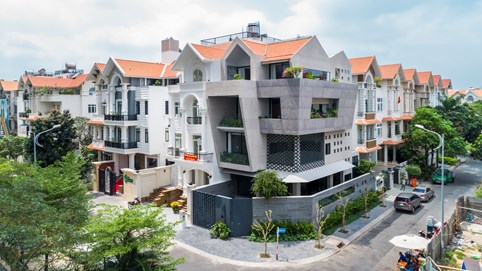 Biệt thự độc đáo giữa Quận 7 với phong cách kiến trúc hình thang ngược, bao phủ bằng đá granite nổi bật