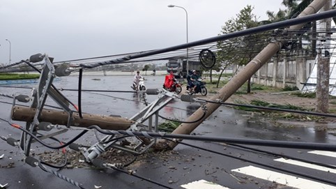 Bộ Xây dựng chỉ rõ 2 nguyên nhân khiến hơn 600 cột điện gãy đổ trong bão số 5 