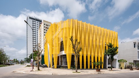 Ngôi nhà phủ "tấm áo" màu vàng, thiết kế nếp gấp sáng rực góc đường Thanh Hóa 