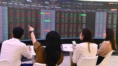 Tự doanh CTCK trở lại mua ròng gần 500 tỷ trong phiên cuối tuần, tâm điểm 