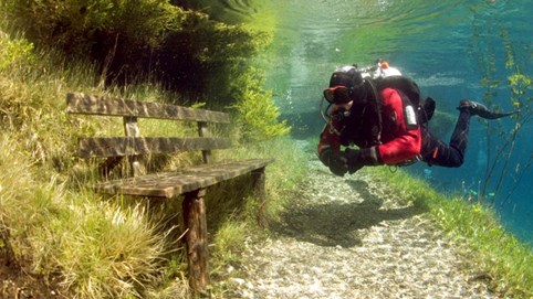 Công viên kỳ lạ nhất thế giới: Biến thành hồ nước vào mùa hè, muốn đến chơi chỉ có thể lặn 