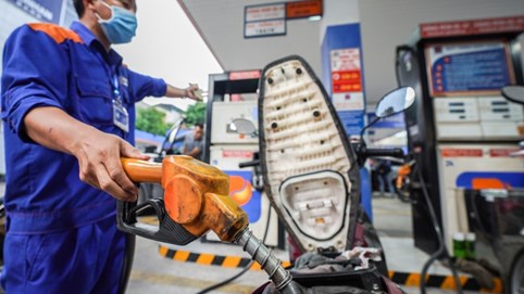 Giá xăng lập đỉnh mới, tăng lên gần 33.000 đồng/lít