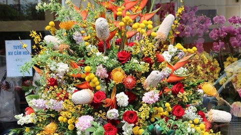 Bình hoa 20/10 có giá 50 triệu đồng