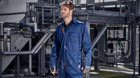 Chiếc quần yếm trông như thể mới đi sơn nhà về này đang được bán với giá lên tới 695 USD