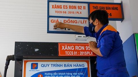 Giá xăng dự kiến quay đầu giảm vào ngày mai