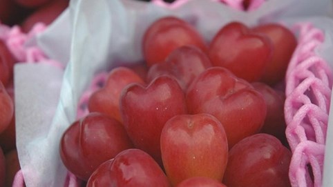 Gần 2,3 triệu đồng một kg nho hình trái tim