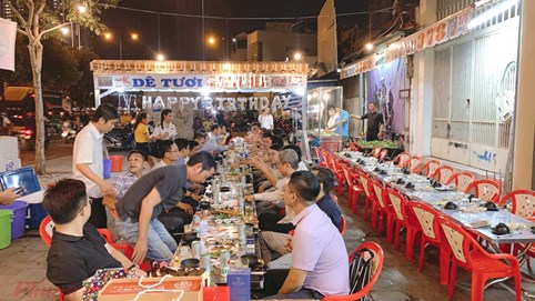 TP HCM mở lại hàng quán ăn uống tại chỗ từ 28/10