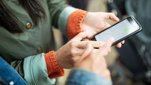 Hộ nghèo, cận nghèo được hỗ trợ điện thoại thông minh