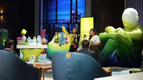 Một local brand túi xách định giá 104 tỷ đồng, Shark Bình và Shark Hùng Anh ra deal giống hệt, startup chọn ai?