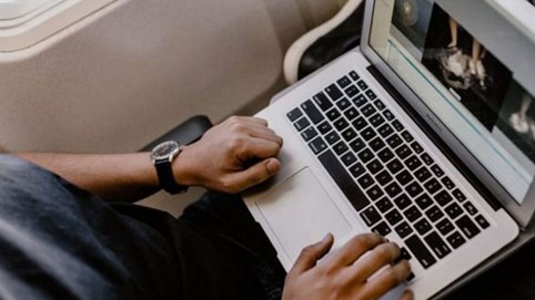 Cục Hàng không tiếp tục cấm mang máy tính MacBook Pro 15 lên máy bay
