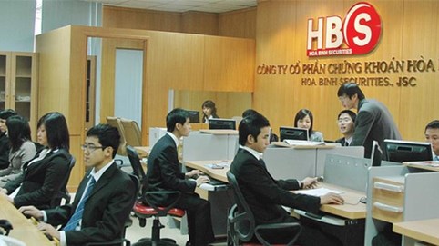 Chứng khoán Hòa Bình (HBS) bị đình chỉ một phần hoạt động giao dịch