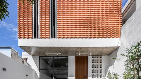 Kho chứa đồ cũ kĩ biến thành căn nhà 2 tầng thoáng đẹp ở Phan Thiết