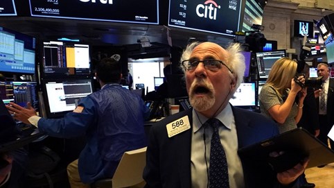 Chứng khoán Mỹ rời đỉnh, vàng thế giới tiếp tục đi lên