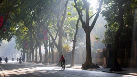 Thời tiết ngày 5/4:  Bắc Bộ ngày nắng, đêm và sáng sớm trời rét; Trung và Nam Bộ có mưa rào và dông