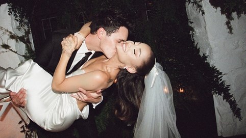 Hé lộ ảnh cưới của nữ ca sĩ Ariana Grande cùng chú rể tỷ phú kém 2 tuổi