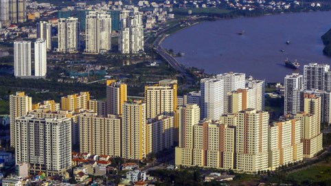 Bất động sản nhà ở: Thanh khoản thị trường TP HCM lao dốc, lượng tiêu thụ tại Hà Nội phục hồi đáng kể