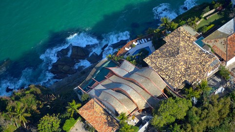 Ngôi nhà mái sóng độc đáo nằm cheo leo trên vách đá 