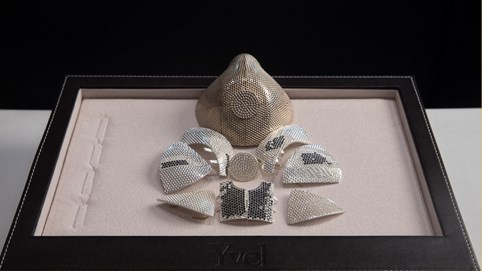 Doanh nhân Trung Quốc đặt người Israel làm khẩu trang xa xỉ nhất thế giới: Nạm vàng, đính kim cương, giá lên đến 1,5 triệu USD