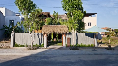 Thiết kế nhà mái tranh nổi bật giữa phố thị 