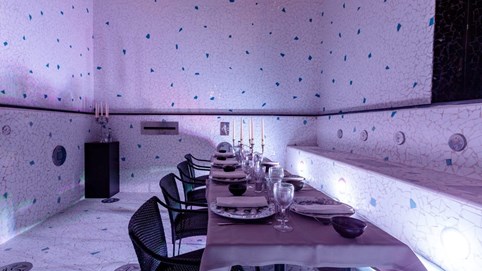 Khách sạn ở Paris làm nhà hàng trong lòng bể bơi 