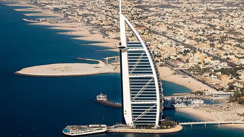 Nếu nghĩ sa mạc là nơi khô cằn, nghèo đói, bạn sẽ phải ngỡ ngàng khi đặt chân đến 10 thành phố này