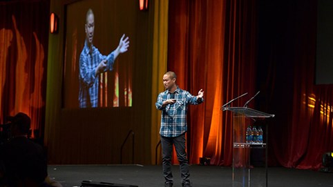 “Triệu phú bán giày” và bi kịch của người đàn ông truyền cảm hứng cho cả thế giới nhưng lại tự chạy trốn hiện thực của chính mình