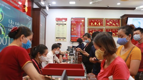 Người đi bán vàng chưa được trả tiền ngay, phải cầm giấy biên nhận chờ 9 ngày mới thanh toán
