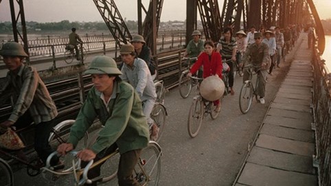 “Ông bà anh đèo nhau trên chiếc xe Thống Nhất màu xanh“