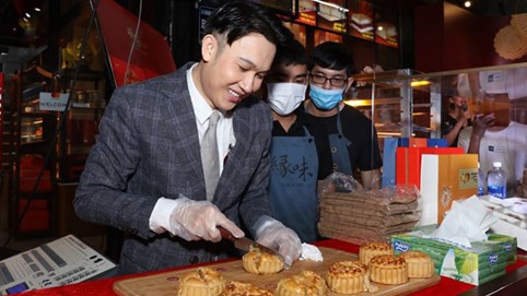 Dương Triệu Vũ bán bánh trung thu nóng
