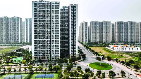 Nghịch lý thị trường nhà ở Hà Nội: Lương trưởng phòng không mua nổi căn hộ, nguồn cung tăng giá vẫn leo thang