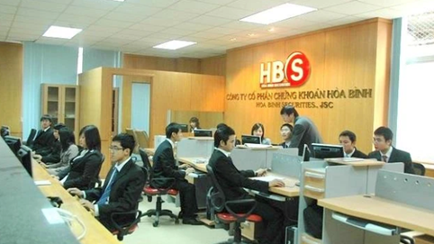 Biến động thượng tầng tại Chứng khoán Hòa Bình (HBS): Chủ tịch sinh năm 2003 Lê Đình Dương bất ngờ nộp đơn từ nhiệm