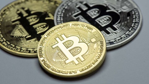 Bitcoin áp sát 112.000 USD, 72% nguồn cung 'biến mất' khỏi thị trường