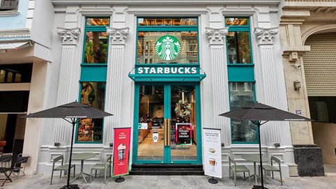Hơn 1.000 barista 'tẩy chay' Red Cup Day, Starbucks nói 'tác động nhỏ' nhưng cổ phiếu SBUX vẫn giảm