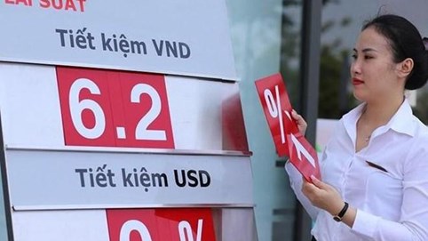 Lãi suất huy động 'nóng' dịp cuối năm: Ngân hàng tư nhân nhập cuộc đua hút vốn, lãi thực tế chạm ngưỡng 7%