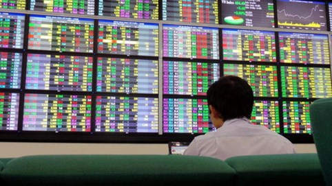 Chứng khoán 5/1: Ngân hàng - chứng - thép ổn định đưa VN-Index vượt cản 1.050 điểm