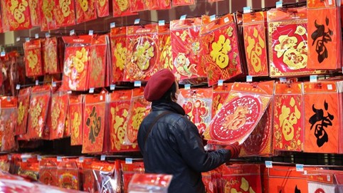 Người dân Trung Quốc được thưởng tiền nếu không về quê đón Tết 