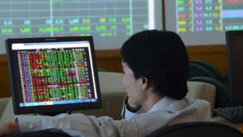 Chứng khoán 31/1: Cổ phiếu ngân hàng 'giải cứu' VN-Index ở cuối phiên