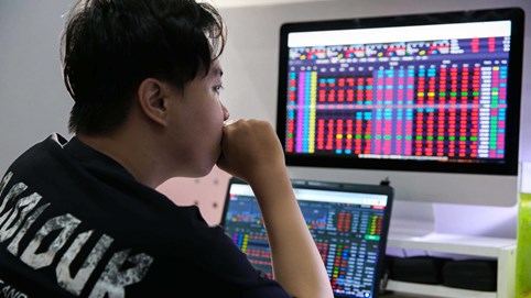 Chứng khoán 1/2: Áp lực bán tháo mạnh, VN-Index rơi hơn 35 điểm