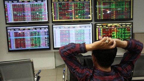 Chứng khoán 3/2: Nhà đầu tư đứng ngoài quan sát