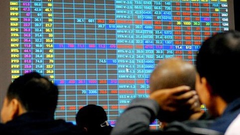 Chứng khoán 6/2: Gần 1.000 mã đứng giá, nhóm ngân hàng tạo khác biệt 