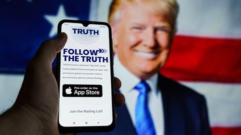 Cổ phiếu tập đoàn truyền thông của Donald Trump tăng trở lại sau khi mạng xã hội Sự thật đứng đầu danh sách tải xuống trên AppStore