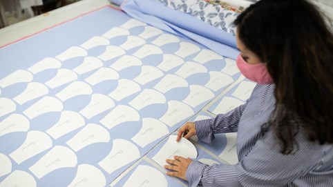 Forbes: Dệt may Việt Nam đứng vững qua đại dịch nhờ sản xuất thiết bị bảo hộ