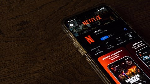 Netflix mất 50 tỷ USD giá trị chỉ trong một ngày, dự kiến áp dụng tính phí chia sẻ mật khẩu trên toàn cầu