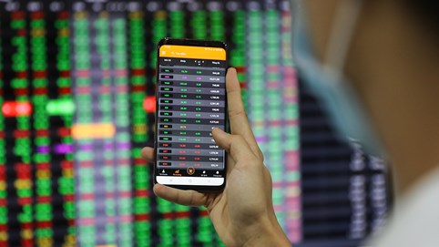 Chứng khoán 22/4: VN-Index thoát đỏ, nhóm ngân hàng dẫn dắt thị trường