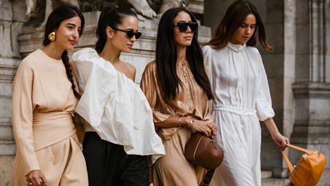 Xu hướng "thời trang thân thiện" lên ngôi: McCartney làm quần áo từ nguyên liệu thực vật, Prada thiết kế váy lộng lẫy bằng 100% nylon tái chế